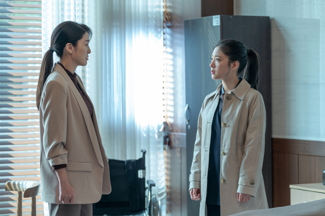 Can Memoir of Warlist Yoo Seung-ho and Lee Se-young win the end-of-the-line confrontation with eraser?On April 16, TVNs Drama Memoir of Warlist (director Kim Hwi-hyeon Oh Seung-yeol/playplayed by Andoha Hwang Ha) released images of Camellia (Yoo Seung-ho) and One line albumy (Lee Se-young) with Danger feeling Gozo.With the shadow of the eraser getting thicker, this is your hero deputy (Cho Seong-ha) and the appearance of a new person, who are at the height of the sense of righteousness, make tension gozo.The picture of Camellia in the photo released on the day predicts the unpredictable development, and the brainwave meter as well as the doctor appears to create an unusual person.Camelia, who had suffered from aberrations and lost her mind whenever she used memory scan superpowers, has nevertheless gone straight for her victims.That kind of Camellia is getting more anxious to get Danger again.One line interview, which was dismissed from the police after the death of Jin Jae-kyu (Jo Han-cheol), and entered into a joint investigation with the Camellia Jeers.The one-line ready days eyes are interesting as if they have captured the clues left by the eraser. The emergence of a new person in the ensuing photo further amplifies the mystery.The decisive clue to the eraser is the scar on the right arm.This is your hero deputy who has been watching the Camellia and One line already and set the day has the same scar, so I got the tension Gozo.In the meantime, this is your hero deputy who caught someone scarring.Whoever visited him, and what is the truth that this is your hero deputy hid?Also, attention is focused on the identity of Rep. Bang Joon-seok (played by Ahn Jae-mo), who cannot read inside.In the 12th episode, which airs today (16th), Chase of Camellia and One lineready, which chases erasers, unfolds more urgently.The hidden motive of the eraser, which is constantly stimulating around the two people, will also be revealed.Ahn Jae-mo, who boasts a unique presence here, appears as a member of the parliament, who has a lot of plans, and adds strength to the mystery.bak-beauty