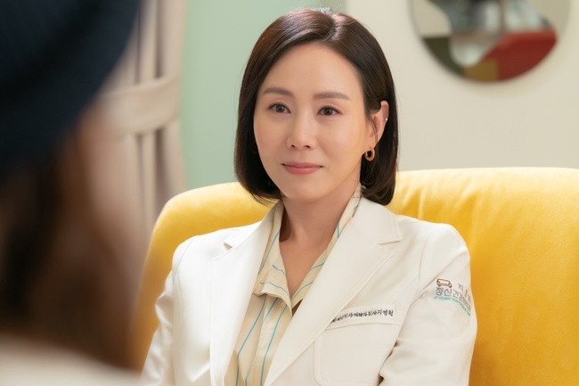 Park Ye-jin, a soul-spinner, has transformed into a professional neurology Ji Young-won that operates a mental health clinic.In addition, Shin Ha-kyun, Tae In-ho and his best three people are expected to play a role in the upcoming expectations.KBS 2TVs new tree Drama The Soul Sui-gong (played by Lee Hyang-hee/directed by Yoo Hyun-ki) unveiled the steel of Park Ye-jin, which turned into mental health medicine Neurology Ji Young-won on April 16.The soul-su-sun-gong is a mental prescription that tells the story of psychiatrists who believe that they are not treating people who are sick.The work is a work of the writer Lee Hyang-hee, Brain, Study God, and My Daughter Seo Young-yi, PD Yoo Hyun-ki, who are in harmony with the War of Money, Local Attorney Joe Deul-ho Season 1, and is a heartwarming work by acting actors such as Shin Ha-kyun, Jung So-min, Tae In-ho, and Park Ye-jin. We are going to give a story.In the play, Ji Young-won is the director of a private hospital that runs Ji Young-won, a mental health clinic, and is the person who values ​​the bond with the patient for perfect treatment.It has its own special communication and analysis ability, and it becomes a star among psychoanalysts.In the open photo, she is attracted to the image of Ji Young-won, who is treating the patient, and she feels warmth in her appearance, which is eye-contacting the patient with her hands folded.In front of her, the patients are likely to share their worries and worries.Ji Young-won is caught in front of the computer and focuses attention. She is surprised to find something that she kept in the counseling room late in the day.As such, Ji Young Won will be impressed by Wannabe Career woman with rational and sophisticated charm.In addition, Ji Young-won is close to Lee Si-jun and Tae In-ho, and the three people meet in college and experience internships and residency together.Expectations are growing about what kind of chemistry the best three people who reveal secrets will show.Ji is more rational in his field than anyone else, and he is a warm-hearted doctor in front of patients, said the Young Soo Sun-gong. Especially, watch with interest how the relationship between the three people will change, especially the collimation, Donghyuk, and Eternity.bak-beauty