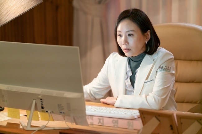 Park Ye-jin, a soul-spinner, has transformed into a professional neurology Ji Young-won that operates a mental health clinic.In addition, Shin Ha-kyun, Tae In-ho and his best three people are expected to play a role in the upcoming expectations.KBS 2TVs new tree Drama The Soul Sui-gong (played by Lee Hyang-hee/directed by Yoo Hyun-ki) unveiled the steel of Park Ye-jin, which turned into mental health medicine Neurology Ji Young-won on April 16.The soul-su-sun-gong is a mental prescription that tells the story of psychiatrists who believe that they are not treating people who are sick.The work is a work of the writer Lee Hyang-hee, Brain, Study God, and My Daughter Seo Young-yi, PD Yoo Hyun-ki, who are in harmony with the War of Money, Local Attorney Joe Deul-ho Season 1, and is a heartwarming work by acting actors such as Shin Ha-kyun, Jung So-min, Tae In-ho, and Park Ye-jin. We are going to give a story.In the play, Ji Young-won is the director of a private hospital that runs Ji Young-won, a mental health clinic, and is the person who values ​​the bond with the patient for perfect treatment.It has its own special communication and analysis ability, and it becomes a star among psychoanalysts.In the open photo, she is attracted to the image of Ji Young-won, who is treating the patient, and she feels warmth in her appearance, which is eye-contacting the patient with her hands folded.In front of her, the patients are likely to share their worries and worries.Ji Young-won is caught in front of the computer and focuses attention. She is surprised to find something that she kept in the counseling room late in the day.As such, Ji Young Won will be impressed by Wannabe Career woman with rational and sophisticated charm.In addition, Ji Young-won is close to Lee Si-jun and Tae In-ho, and the three people meet in college and experience internships and residency together.Expectations are growing about what kind of chemistry the best three people who reveal secrets will show.Ji is more rational in his field than anyone else, and he is a warm-hearted doctor in front of patients, said the Young Soo Sun-gong. Especially, watch with interest how the relationship between the three people will change, especially the collimation, Donghyuk, and Eternity.bak-beauty
