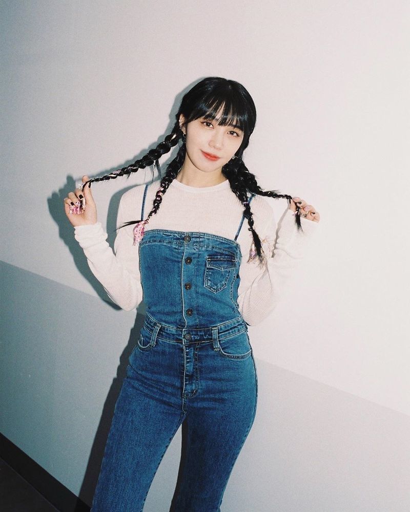 Jung Eun-ji showed off his unique hair style.Group Apink member Jung Eun-ji uploaded a picture on April 16 with the phrase four branches on his Instagram.In the photo Jung Eun-ji poses with four-headed hair - he thrilled fans with a constricted waist and beautiful visuals.han jung-won
