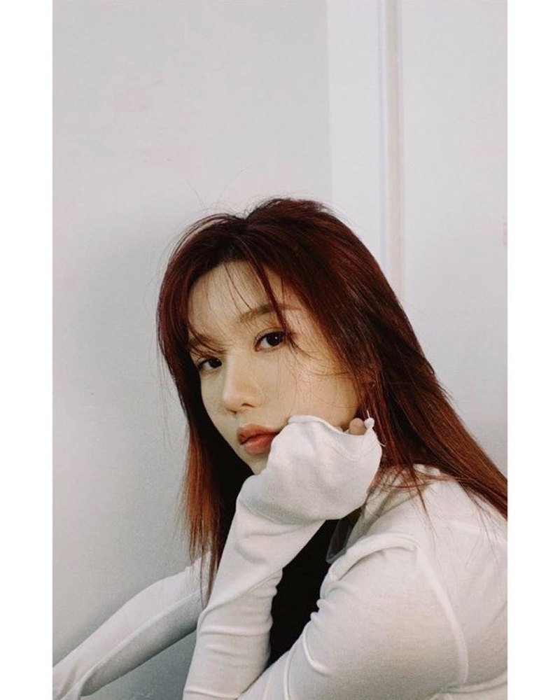 Group IZ*ONE member Kwon Eun-bi has emanated a fascination atmosphere.On April 16, Kwon Eun-bi posted four photos on the IZ*ONE official Instagram with an article entitled Eun-Bi Sam Eun-Bi?In the photo, Kwon Eun-bi is staring at the camera in a white costume, and a side photo with his gaze down was also released.Kwon Eun-bis alluring visuals catch the eyeFans who watched the photo responded, Eun-Bi is so beautiful and I wonder how to make up. It looks really good.Park Eun-hae