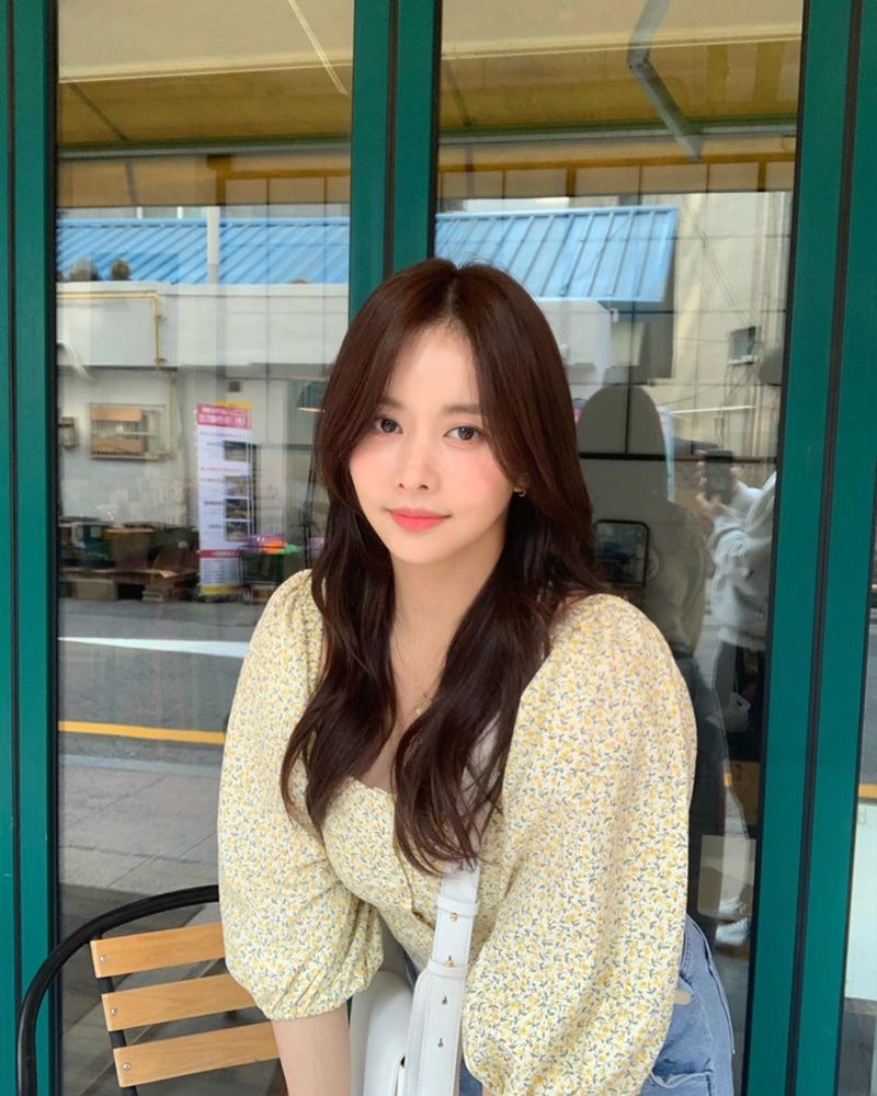 Actor Han Bo-reum flaunted her innocent lookHan Bo-reum posted a picture on his Instagram on April 16 with an article entitled Schedule end! Thank you for your always photo.The picture shows Han Bo-reum in a floral blouse, who stares at the camera with a dazzling look.Han Bo-reums innocent beautiful look catches the eye.delay stock