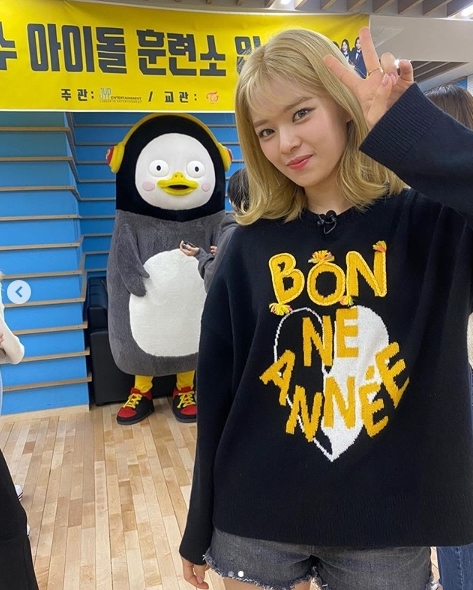 Group TWICE has transformed into Idol instructor at Pengsoo.On April 15, TWICE official SNS posted two shots of TWICE Jingyeong and Pengsoo.In the public photo, the banner contains the phrase Pengsoo Idol Training JYP Entertainment, instructor TWICE.Jeongyeon posed with Idol trainee Pengsoo and said, Meet us again, were Peng - bar.Park Su-in