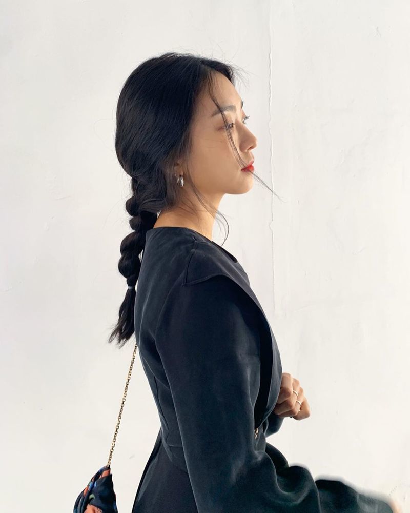 Actor Yoon Purple shared a chaste and full-on status.Yoon Purple posted several photos on April 16th without any comment on the personal Instagram.In the photo, Yoon Purple showed off her girlish beauty with a lovely one piece and braided hair, and she has a neat atmosphere even on her face without a toilet.park jung-min