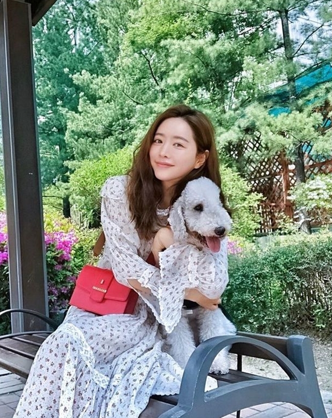 Hong Soo-Ah also boasted Fan Bingbing Similiar Beautiful looks in everyday life.Actor Hong Soo-Ah posted a photo on his Instagram on April 16 with the phrase Marie.In the photo, Hong Soo-Ah is smiling lightly with a pet dog; he showed off his bright visuals in a chiffon dress.han jung-won