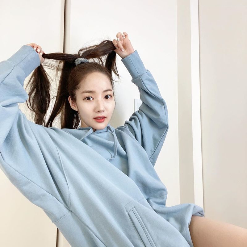 Park Min-young has delivered a beautiful recent situation.Park Min-young released a picture on his Instagram on April 16; a playful look at the camera with a ponytail comes into view.The netizens who watched the photo responded Hello, My Dolly Girlfriend look and Snowy heartbeat.Meanwhile, Park Min-young is appearing on JTBCs monthly drama I will go if the weather is good.pear hyo-ju