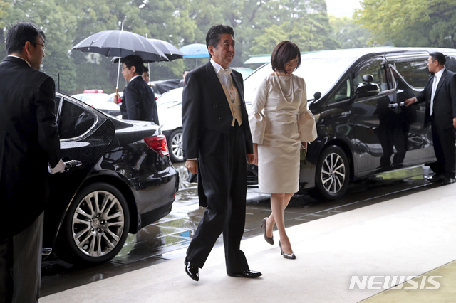 [도쿄=AP/뉴시스]아베 신조 일본 총리(왼쪽)의 부인 아키에 여사가 지난해 10월 10월 22일 도쿄 소재 고쿄(皇居·황거)에서 열린 나루히토(德仁) 일왕 즉위식에 참석하기 위해 도착했다. 2020.03.27.