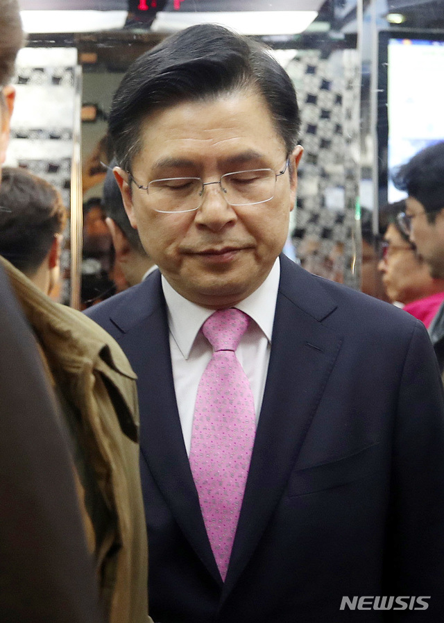 [서울=뉴시스] 장세영 기자 = 황교안 미래통합당 대표가 지난 15일 오후 서울 여의도 국회도서관 선거상황실에서 총선 결과 관련 사퇴 입장을 밝힌 후 상황실을 나서 엘리베이터에 탑승하고 있다. 2020.04.16. photo@newsis.com