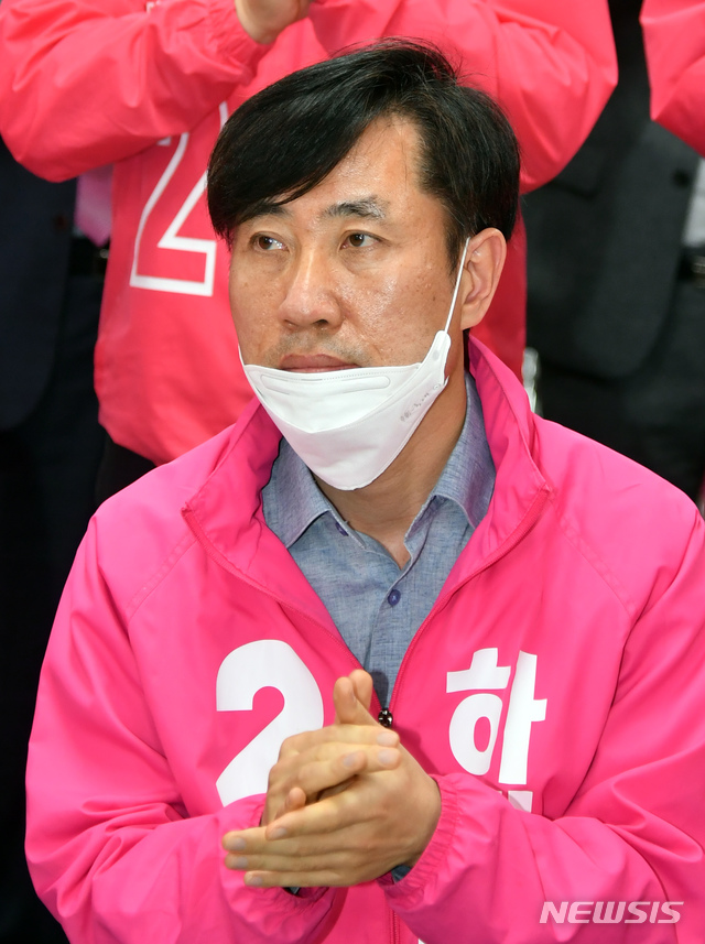[부산=뉴시스] 하경민 기자 = 제21대 국회의원 선거일인 15일 오후 부산 수영구 미래통합당 부산시당에서 해운대구갑 하태경 후보가 방송사 출구조사 결과가 발표되자 박수치고 있다. 2020.04.15.  yulnetphoto@newsis.com