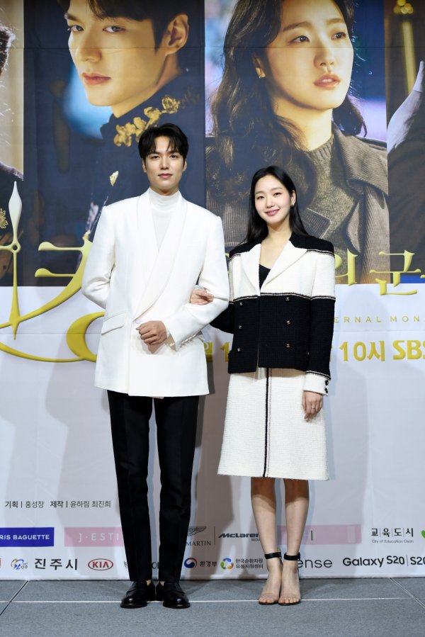 Actor Lee Min-ho and Kim Go-eun showed satisfaction with co-work.First, Lee Min-ho said, The advantage of Kim Go-eun is a change of eye every minute, he said at the SBS new drama The King - Eternal Monarch production presentation, which was broadcast live online at 2 pm on the 16th.Actor with a variety of charms, he said.I thought the spectrum was wide from the movie Chinatown to the drama Dokkaebi, but I think I know because I see Kim Go-euns eyes, he added. Today, my eyes are mild.The King-Eternal Monarch (playplayplay by Kim Eun-sook/directed by Baek Sang-hoon, Jung Ji-hyun) is a fantasy romance drama drawn by Lee Gon, the Emperor of the Korean Empire, who is trying to close the door (), and Jung Tae-eul, a Korean criminal who is trying to protect someones life, people, and love, through cooperation between the two worlds.Lee Min-ho Kim Go-eun, Woo Do-hwan, Jung Eun-chae Kim Kyung-nam and Lee Jung-jin.The King - Monarch of Eternity will be broadcast at 10 pm on Friday, 17th, following the Hiena.