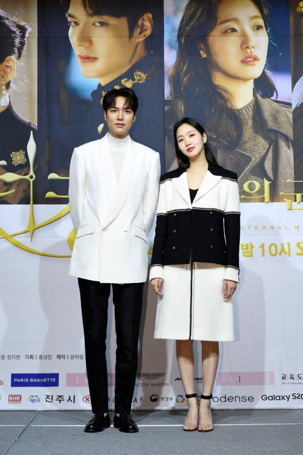 Actor Lee Min-ho and Kim Go-eun showed satisfaction with co-work.First, Lee Min-ho said, The advantage of Kim Go-eun is a change of eye every minute, he said at the SBS new drama The King - Eternal Monarch production presentation, which was broadcast live online at 2 pm on the 16th.Actor with a variety of charms, he said.I thought the spectrum was wide from the movie Chinatown to the drama Dokkaebi, but I think I know because I see Kim Go-euns eyes, he added. Today, my eyes are mild.The King-Eternal Monarch (playplayplay by Kim Eun-sook/directed by Baek Sang-hoon, Jung Ji-hyun) is a fantasy romance drama drawn by Lee Gon, the Emperor of the Korean Empire, who is trying to close the door (), and Jung Tae-eul, a Korean criminal who is trying to protect someones life, people, and love, through cooperation between the two worlds.Lee Min-ho Kim Go-eun, Woo Do-hwan, Jung Eun-chae Kim Kyung-nam and Lee Jung-jin.The King - Monarch of Eternity will be broadcast at 10 pm on Friday, 17th, following the Hiena.