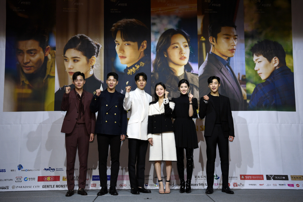The King, a hot topic in the first half of 2020, will be released on the 17th.SBS gilt play The King: The Lord of Eternity (hereinafter referred to as The King) is the work of Kim Eun-sook and the first work after the military discharge of Actor Lee Min-ho.It will be broadcast simultaneously with global OTT Netflix with SBS in real time.The King is a fantasy about the parallel cosmology of the Korean Empire and the South Korea. It is a romance Drama depicting the cooperation between the emperor Lee Gon (Lee Min-ho) and criminal Jung Tae-eul (Kim Go-eun) who want to close the door (to the level) against the demons.The Confrontation with the World of CouplesThe 17th is also the day when the first episode of the hot-screen film The King is broadcast, but it is also the day when the seventh episode of JTBCs Couples World, which is in full swing, is broadcast.The time zone of the two Dramas is different, but it is two works that focused attention on viewers.In addition, The King is regarded as a work that will lead the Drama in the first half of 2020 due to the meeting between Kim Eun-sook, Actor Lee Min-ho and Kim Go-eun, and the Couples World recorded 18% of the audience rating on the last broadcast and soon to exceed 20%.The two Dramas are different: If World of couples is a thriller genre that can not miss every tension, The King is a romance that anyone can access lightly.Lee Min-ho said at the production presentation on the 16th, The warm and solid script is the strength of our Drama.It is a fairy tale story that gives a positive and good energy drawn by dynamic characters. Parallel cosmology, isnt it hard?The King chose the Parallel Space Theory (the hypothesis that somewhere in an infinite Space, a universe similar to our universe will coexist) rather than a time slip.It is a fantasy that is set to exist in different dimensions between the Korean Empire developed as a Western Australia and the South Korea developed as a presidential system.Lee Min-ho is the third emperor of the Korean Empire, Lee Gon, and not the background that existed, but the setting made by fiction. Other characters such as Woo Do-hwan are in charge of two roles, one person, with different characters.The Western Australia setting is a setting that has already been made in other Dramas, but it is not unfamiliar, but the setting is somewhat complicated.Nevertheless, there is a reputation that it is difficult to fail if Kim Eun-sook, a ratings guarantee check, is a writer.Lee Min-ho, who reunited with Kim after the Drama Heirs, said, After three years of absence, the artist has contacted me.In the Drama, Kim Eun-sooks name is weight and influence, so he decided on his work based on trust and faith.Kim Go-eun is also the second work since Kim and Goblin, who wrote, It is a Drama that is a fair world and has a good detail. There is definitely a Drama of two characters, but there are no two characters so diverse.I read it and I was confused, but it will be fun because it requires reasoning. SBS The King: Lord of Eternity will be broadcast at 10 pm on the 17th.