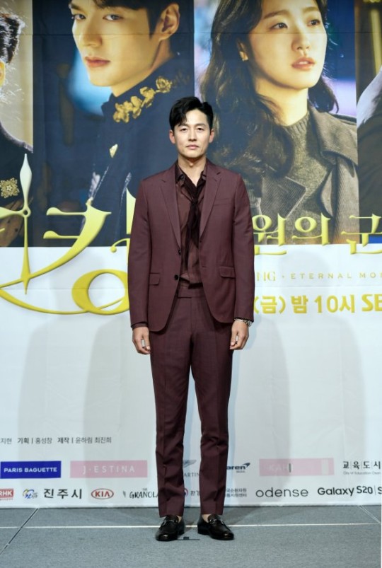 Star Writer and Korean Wave Star met in The Parallel World. Kim Eun-sooks new work The King - The Lord of Eternity held a production presentation and raised expectations for the first broadcast.Especially, this work emphasizes fantasy romance in which various one-person two-person stations appear in the background of parallel world, and Actors emphasizes SBSs new gilt drama The King - Eternal Monarch was broadcast live on the official channel of The King - Eternal Monarch on the 16th.Actor Lee Min-ho, Kim Go-eun, Woo Do-hwan, Kim Kyung-nam, Jung Eun-chae and Lee Jung-jin attended the production presentation.The King - Eternal Monarch (played by Kim Eun-sook, directed by Baek Sang-hoon, and Jung Ji-hyun) is a fantasy romance that draws through the cooperation of Lee Gwa-hyung, the emperor of the Korean Empire, who is trying to close the door to the dimension, and the Korean criminal Jung Tae-eul, who is trying to protect someones life, people, and love. It is a new work by Kim Eun-sook, who collected topics early on.However, the return of Hallyu star Lee Min-ho, Kim Go-eun, Woo Do-hwan and other casts added to the expectation.As such, the story of Kim Eun-sook was not missed at the production presentation on the day.Lee Min-ho, who met Kim Eun-sook for the second time after the heirs, returned to the house theater in three years after taking charge of the emperor of the Korean Empire.When I had to say hello to him after three years of absence, the artist contacted me, and I was grateful to have received a script that I wanted to do so well and do well.I also worked with the artist, and in the drama, Kim Eun-sook is based on trust and faith because of his weight and influence. Kim Go-eun also reunited with Kim Eun-sook in The King following Dokkaebi.He takes charge of the 6th year criminal criminal Jung Tae-eul of the Republic of Korea and the orphaned Luna of the Korean Empire.Kim Go-eun said, I was delighted to have offered to work together for the second time.After seeing the script, it is a story about the parallel world, and there are very detailed contents.It was fun to read the script with a variety of one-person stations. Woo Do-hwan, who first made a relationship with Kim Eun-sook, said, First of all, it was a lot of burden.As an actor, the two-person station is a setting that I want to challenge once, especially the dialect.I prepared thoroughly when I was speaking in my previous work, but this time I was worried because the preparation period was short, but the first meeting that the artist said that I could follow him and follow him is crawling.I am working hard to prevent this work from being pressed. With this trust, Woo Do-hwan plays the social service agent of the Republic of Korea, along with the captain of the Imperial Imperial Guard in the work.Kim Kyung-nam, who has drawn a relationship with Jung Tae-eun and Onui as the three-team Ace detective in Korea, said, I am trying to melt the work well with the director, production team, and actors as a script that the artist wrote because he cheered me for seeing all the works well. And, once again, I was surprised to see the script.I have a lot of roles and plays and plays so far, so I wonder what part I have cast me because there are many intense parts inside and outside, and I am expecting that I will be able to show other parts this time. Lee Jung-jin, who plays the evil role of Lee Lim, the half-brother of the Korean Empire and the uncle of the emperor Lee, was also surprised by the casting proposal like Jung Eun-chae.I was also a role I wanted to play as an actor, but I was surprised at the casting proposal because it was completely different from the characters.And Im waiting for the script every time because the script is fun. I saw the trailer for a while, but the director and the artist painted these parts in their heads and cast them.I think viewers can feel that Lee Jung-jin has evil side. Also, questions were asked about Kim Eun-sooks unique expression method.Especially, this work was expressed as extraordinary man in Lee Min-ho and extraordinary woman in the difficult setting of parallel world.Lee Min-ho said, Although I am careful to divide the type of person, I also looked at the hyperphysics in this script and looked for mathematician books and physicist lectures.It was very difficult and difficult, but when I think about it briefly, the person called the department seems to be basically a clear and concise person.It takes a long time to understand the time, but it can be frustrating for those who accept it, but it is a person who has the power to feel sincere every word. Kim Go-eun introduced the term contextual as a character who does not know what to explain: a character who moves to intuition and practice rather than a process of solving.Lee Min-ho said, When I look at the script in the first half, there is a Korean empire with Korea, where is it now?It seems to be clearer and easier to explain through the video and the person.Anyway, it is not difficult for viewers to understand because the parallel world is living in the same time zone. Woo Do-hwan said, I did not see the world of parallelism with my eyes, but I believe that it is now. I imagined it, but I did not think specifically.However, I wanted to be able to actually be in this work, he said. There is a fantasy element, but it is not so far or far away.I think you can find interesting details because there are everyday and familiar elements. Lee Jung-jin added, There is a reason for the characters living in both worlds, and they are separated, but they seem to feel that there is a link.Lee Min-ho said, I felt this idea that it is a pretty fairy tale, even though it is the previous work, as well as the previous work.First of all, the script is warm throughout, and the story is solid in it, and all the characters feel alive and breathing.I think these are a fairy tale script that gives a positive and good aura by engaging well, Kim Go-eun said. It seems to breathe all the characters.Any character seems to be memorable and attractive, he said.Lee Min-ho said, I am unfamiliar and excited to say hello to you for a long time.I saw the drama highlights and I want to see how the drama came out. Kim Go-eun also said, I have been greeting you through the CRT for a long time.We will shoot hard in anticipation and support. Woo Do-hwan said, I have been shooting since the end of last year, and it seems to be the time I ran for today or tomorrow.I want to be a drama that I can not forget because it is a funny and beautiful love story. Kim Kyung-nam said, I filmed it last year, but it seems to be realistic because I made a production presentation.The production team, Actors, all worked hard, so please look forward to it. Jung Eun-chae said, I also feel a little nervous and excited when I see the highlights. I hope you will enjoy it. Lee Jung-jin said, I think many people are expecting it.I worked hard with good juniors, seniors and staff. I think I will tell a lot more stories than I expected. Please expect.They also gave the watch points. Lee Jung-jin said, You will not be able to take your eyes off.I think I can have a favorite character according to my personal taste. Jung Eun-chae and Kim Kyung-nam emphasized that I hope you will use your first broadcast because the narrative that leads the drama development is important for the first time. Woo Do-hwan said, The two other worlds that seem to be the same, obviously the same age, but there is something different.It would be fun if you look at the accessories and costumes carefully. Kim Go-eun said: Its a drama that adds to the fun of repeating the episode, and the more you see it, the more youll be waiting for the next episode.It would be fun to find other points of one person and two stations. Lee Min-ho said: Its a drama that really contains a lot of things.Sometimes you will be able to enjoy it with various perspectives if you concentrate on narrative, romance, melodrama, and different transformations of one person and two stations.  I am surprised by the sense of gratitude that you will be with The King while keeping social distance.Like these Actors orders, The King - Eternal Monarch is attracting the attention of many people whether it will give fun to burst from the first broadcast.SBS The King - Eternal Monarch, which is composed of 16 episodes, will be broadcasted at 10 pm on the 17th.=