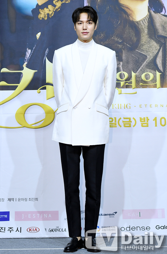 Lee Min-ho Black & White Fashion The production presentation of SBSs new gilt drama The King - The Monarch of Eternity (playplayed by Kim Eun-sook directed by Baek Sang-hoon and Jung Ji-hyun) was held online on the afternoon of the 16th.Lee Min-ho, Kim Go-eun, Lee Jung-jin, Jung Eun-chae, Woo Do-hwan and Go Kyung-nam attended the production presentation.The King - The Lord of Eternity will be broadcast first at 10 p.m. on the 17th with fantasy romances drawn by Yi Gwa (Lee Min-ho), the emperor of the Korean Empire, who is trying to close the door (the Lee Gwa) of the dimension, and Jung Tae-eul (the Kim Go-eun), a Korean detective who is trying to protect someones life, people, and love, through cooperation between the two worlds.Photo = SBSThe King - Eternal Monarch Producers Presentation