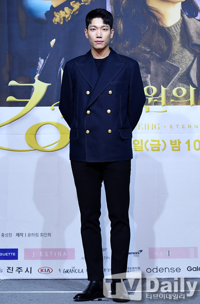 SBSs new gilt drama The King - Monarch of Eternity (playplayed by Kim Eun-sook directed by Baek Sang-hoon and Jung Ji-hyun) was presented online on the afternoon of the 16th.Lee Min-ho, Kim Go-eun, Lee Jung-jin, Jung Eun-chae, Woo Do-hwan and Go Yangsan attended the production presentation.The King - Monarch of Eternity will be broadcasted at 10 p.m. on the 17th with fantasy romances, which are drawn by Yi-Gwa (Lee Min-ho), the emperor of the Korean Empire, who is trying to close the door (the Lee-Gwa) of the dimension, and Kim Go-eun, a Korean detective who is trying to protect someones life, people, and love, through cooperation between the two worlds.Photo = SBS[The King - Eternal Monarch production presentation