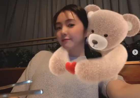Group Red Velvet Irene flaunted her unrivaled Beautiful looksOn the 15th, Irene posted a selfie and a short video Hanan with a bear emoticon on his Instagram.The footage released showed Irene, who is using a Teddy Bear filter to emit cute charms, and she caught the eye as Teddy Bear hugged Irene.In another photo, Irene boasted a superior visual that ignored the angle as she took the camera from below, emanating a dazzling look in any way.Fans who watched the adorable Irenes recent events responded such as It is not a real visual in the world and Can it be so beautiful?On the other hand, Irene shares daily life on personal SNS and is communicating with fans.
