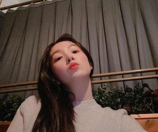 Group Red Velvet Irene flaunted her unrivaled Beautiful looksOn the 15th, Irene posted a selfie and a short video Hanan with a bear emoticon on his Instagram.The footage released showed Irene, who is using a Teddy Bear filter to emit cute charms, and she caught the eye as Teddy Bear hugged Irene.In another photo, Irene boasted a superior visual that ignored the angle as she took the camera from below, emanating a dazzling look in any way.Fans who watched the adorable Irenes recent events responded such as It is not a real visual in the world and Can it be so beautiful?On the other hand, Irene shares daily life on personal SNS and is communicating with fans.