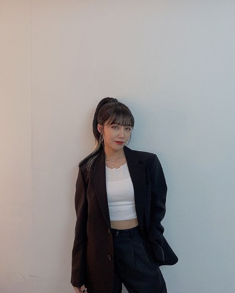 Group Apink member Jung Eun-ji boasted a chic charm.Jung Eun-ji posted a picture on his Instagram account on the 15th with an article called Basic.The photo shows Jung Eun-ji staring at the camera against the wall. Jung Eun-ji in the photo is stylish in a black set-up and white croppies.Jung Eun-jis alluring Smile, who stares at the camera, catches his eye.In the photos of Jung Eun-ji, netizens responded such as I love you too and I love you the most in the world.On the other hand, Apink, which Jung Eun-ji belongs to, released the mini album LOOK on the 13th.Photo: Jung Eun-ji Instagram