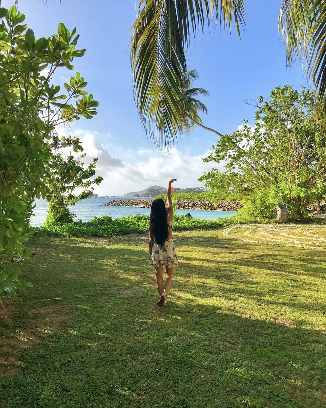 Hwasa of group MAMAMOO reported on the recent situation.Hwasa posted a picture on his Instagram on the 16th without content.In the open photo, Hwasa is holding one arm while looking at the clear sky and palm trees, and the exotic background and the unique atmosphere of Hwasa are combined to catch the eye.Hwasa is appearing on MBC entertainment program I live alone.Photo: Hwasa Instagram