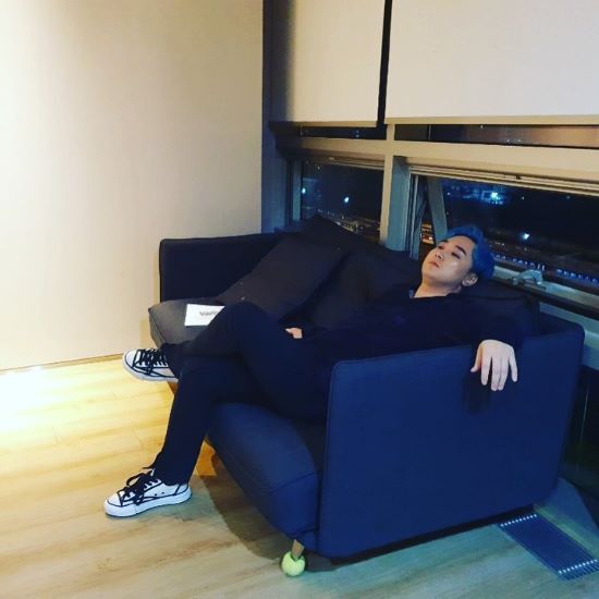 On the 16th, Emperor posted a picture and a picture of # Dump!! Through his Instagram.In the open photo, Emperor sits on a couch staring somewhere, his unconventional blue hairstyle robbing Sight.Actor Shin Hyun-joon, who saw this, laughed with a comment saying, I am a child.Emperor will appear on the E-channel entertainment program Top Goal Rhapsody: Will K-POP be an interpreter? scheduled to air on May 2.Photo: Empire Instagram