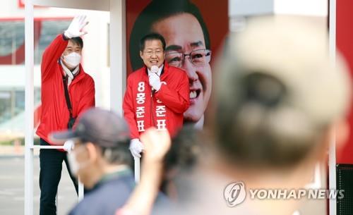 "고맙습니다"…당선 인사하는 홍준표 (대구=연합뉴스) 김현태 기자 = 4.15 총선 대구 수성을 무소속 홍준표 당선인이 16일 오후 대구시 수성구 두산오거리 인근에서 당선 인사를 하고 있다. 2020.4.16      mtkht@yna.co.kr  (끝)