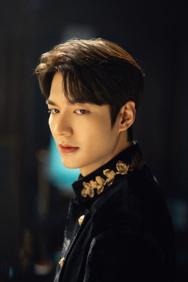 Actor Lee Min-ho makes a glamorous comeback with the Korean Empire Empire Empire.Lee Min-hos return to the home room and the most anticipated first half of 2020 SBS new gilt drama The King: The King of Eternity (hereinafter referred to as The King) will finally take off the veil today (17th).The King is a fantasy romance that draws through the cooperation of Lee Min-ho, a Korean Empire Empire Egon who tries to close the door () of the dimension, and Jung Tae-eul, a South Korean detective who tries to protect someones life, people, and love, and Kim Go-eun. Lee Min-ho and Kim Go-eun, who have both visual and acting skills, as well as Kim Eun-sook, one of South Koreas best writers, Baek Sang-hoon, director of Sun Generation, and director Jung Ji-hyun of WWW,