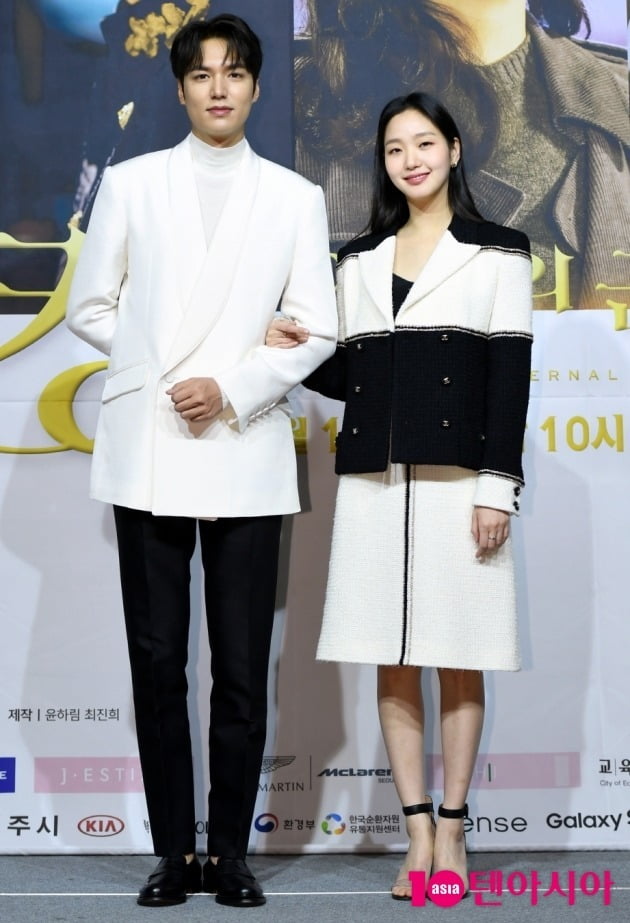 Today (17th) Kim Eun-sooks fantasy world will be held through SBSs The King - The forever Monarch (hereinafter referred to as The King).Following SBS Secret Garden soul change, tvN Guardian: The Lonely and Great God God God, expectations are focused on Kim Eun-sooks new work, which will tap viewers minds with parallel World material.The King is a fantasy romance drawn by Yi Gwa (Lee Min-ho), the emperor of the Korean Empire, who is trying to close the door () of the dimension, and Kim Go-eun, a Korean detective who is trying to protect someones life, people, and love, through cooperation between the two worlds.The modern materials are covered in the background of the constitutional Monarch system.The King is also the third fantasy drama of Kim Eun-sook writer.In 2010, when it rains with Secret Garden, it created a unique material that the soul of the heroine of men and women changes. It succeeded in box office with the fateful love of Kim Joo-won (Hyun Bin) and Gil Lime (Ha Ji-won) sometimes funny and sometimes desperate.In the last episode, it also recorded its own highest audience rating of 35.2%.The second fantasy drama was Guardian: The Lonely and Great God starring Kim Go-eun.Kim Eun-sook modernly re-created Guardian: The Lonely and Great God, the Dead Lion and the Samshin Halmae, appearing in legends, and created a heartbreaking love story by adding an unusual setup: Guardian: The Lonely and Great God Father.Especially, in Guardian: The Lonely and Great God, fantasy material was not used as a device for love, but it was reacted hotly by expanding fantasy world by thinking about the meaning of life and death through various episodes.As the ratings proved such popularity, it started with 6.3% in the first episode and rose every time, exceeding 20% in the last episode.The King - Monarch of Eternity Today (17th) First Room Secret Garden Guardian: The Lonely and Great God followed by the third Fantasy Constitutional Monarch + Parallel World material Intention UP