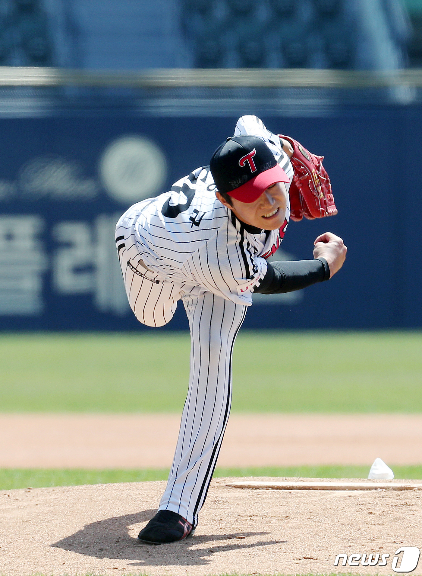 Seoul: = The opening of the KBO League 2020 season has been delayed for more than a month due to the new coronavirus infection (Corona 19), and each club is soothing its own blue-white battle, during which the LG Twins succeeded in finding a new face.LG, who has completed spring camp in Sydney, Japan, has been training at Jamsil-dong Stadium since the short camp training at the Ariel Lin 2 training center in the middle of last month.During this period, LG has conducted its own bout of blue (including 3 Ariel Lin) in total nine times and will have its 10th and last Kyonggi on the 18th as scheduled.It has been a month since its own Cheongbaekjeon, but the nature of the competition between the same teams has forced some tension to fall. Some veteran players are complaining about the difficulty of raising their condition.However, it was a valuable opportunity for new players who had little experience, especially LG, which had a lot of experience with new players and experienced expectants during this period and took a clear eyeball.If the pilot Kyonggi had been held without a variable called Corona 19, or if it was possible to practice with the opponent team, the main players would have been mainly in terms of power checks, and those who had no experience or had little experience in the first group would not have had a lot of opportunities.However, the opportunity of new faces naturally increased as the self-fulfillment of the blue-white war spread 10 times.These include first-round nominee Pitcher Lee Min-ho in 2020, left-hander Kim Yun-stock, who joined the first round of the second draft in 2020, Lee Sang-kyu, who began to show off his true value after six years of joining, and fielder expectant Lee Jae-won.All of them were actively used in their own Cheongbaekjeon and played a remarkable role.Lee Min-ho made his 4Kyonggi appearance with Bullpen, scoring 4 runs on 4 walks and 4 runs on 10 hits in 713 innings, and Kim Yun-stock made 5 starts, including 1 start, and allowed 10 hits, 5 strikeouts, 3 strikeouts and 1 run average 0.8 for 11 innings. I got a score of 2.Lee Sang-kyu made five appearances, including two starts, and allowed four runs (three earned) on nine hits and three walks in 1313 innings, and Lee Jae-won went 2 Hit for eight (one home run, one double) and one walk with two RBIs and one walk.Lee Min-ho and Kim Yun-stock, who boasted dignified guts in front of the pro-professional candidate for the future one-two punch, Lee Sang-kyu, who boasted a 150-kilometer fastball, and Lee Jae-won, who both decorated with big hits, showed many impressive scenes.There is also an expectation that those who mentioned will be able to play a key role in the first group after the opening of the season.It is not impossible to enter the starting lineup, join the team, and join the Uta Daeta.There is a cautious theory that there are not many confrontations with other teams yet, so we can not be sure of our skills, but it is analyzed that they are resources with qualities in many ways.Kyonggi will be able to practice with the opponent team from the 21st, and additional inspections are likely to be made.Compared to the demonstration Kyonggi and the practice Kyonggi, the self-fulfilling war is less burdensome.A new player said, I was able to play Kyonggi relatively comfortably when I was dealing with the same team seniors.It is worth watching what kind of plus factor LGs choice, which used the chapter for the fullest time, will be in this season.