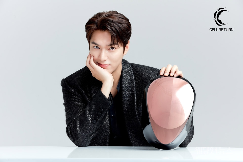 The Fijikal and masculine beauty of Korean Empire Empire Emperor Lee Min-ho were different.Cell (CEO Kim Il-soo), a global beauty and healthcare company, unveiled the behind-the-scenes cut of its LED mask brand actor Lee Min-ho on the 17th. In a picture released by CellReturn, Lee Min-ho is showing off her shiny skin that seems to emit light like an LED mask model. Lee Min-ho, who is holding a mask, shows off the beauty of the wall with a perfect face line from forehead to nose. In the upper body cut dressed in black suit, she emits a luxurious and sophisticated masculine beauty. She emits a gentle smile and charismatic eyes. Min-hos body cut shows a superior ratio of glamor and body shape that does not need correction. Just holding the product is attracting attention and creating an attractive atmosphere. The product that actor Lee Min-ho is a cell Return LED mask platinum model.Lee Min-ho was selected as a premium home care brand CellReturn model earlier this year. We released an undisclosed model cut in the media among the cuts taken earlier this year while preparing for a new ad shoot, said a cellReturn official. We are expecting a new look from Lee Min-ho, Meanwhile, actor Lee Min-ho will appear in the SBS drama The King - Eternal Monarch, which is scheduled to air at 10 pm on the 17th, as the role of three Korean Empires.Lee Min-hos Emperor Fijical says: