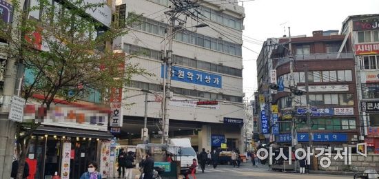 16일 오후 서울 종로구 낙원상가. 이날 이 일대서 만난 시민들은 이번 21대 총선 결과를 두고 엇갈린 반응을 보였다. 더불어민주당을 찍었다고 밝힌 시민들은 향후 정국 운영과 지역경제 활성화를 주문했다. 미래통합당 지지자들은 통합당이 다시 살아날 수 있다고 강조했다.사진=김연주 인턴기자 yeonju1853@asiae.co.kr