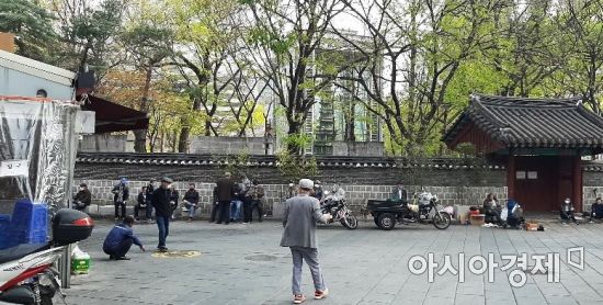 16일 오후 서울 종로구 탑골공원 일대. 이날 만난 시민들은 우리나라 경제가 정말 어렵다며 더불어민주당, 미래통합당 할 것 없이 경제를 잘 살려달라고 입을 모았다. 사진=한승곤 기자 hsg@asiae.co.kr