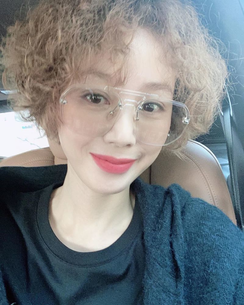 Kim Sung-ryung showed off her unconventional hairstyle.Actor Kim Sung-ryung wrote on his instagram on April 15, Theres not much to just be frustrated and do. Lets roast your head.I need a change of mood. The photo was released by Kim Sung-ryungs self-portrait. Kim Sung-ryung showed a bomb head with a short head.Kim Sung-ryungs beauty, which digests the esoteric hairstyle, attracts attention.minjee Lee