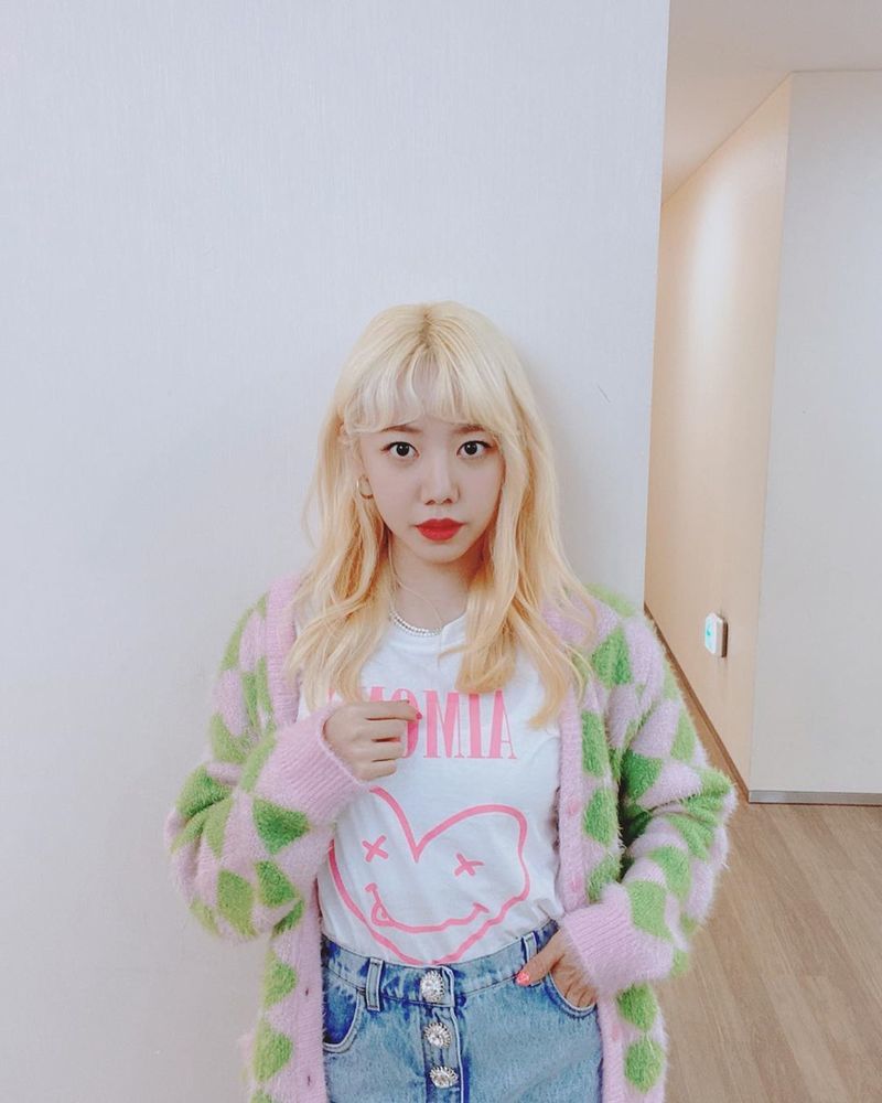 Kim Nam-joo gives fans English Vinglish greetingsGroup Apink member Kim Nam-joo posted three photos on April 17 with the phrase Good Morning on his instagram.Kim Nam-joo in the photo beams in a cardigan, who also shows off her beautiful visuals, perfecting her blonde hair.limited one