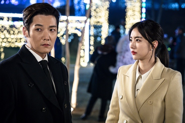 Lugal Choi Jin-hyuk contacts Han Ji-wan in secret.OCN TOIL Original Rugal (directed by Kang Cheol-woo, Dohyeon, Planning Studio Dragon, and Produced by Riyenne Entertainment) captured the image of River example (Choi Jin-hyuk Boone), which turned into The Bodyguard on April 17.ARGOS successor Choi Ye-won (played by Han Ji-wan) and another clandestinely-contacted River example.Hwang Deuk-gu (Park Sung-woong) and his secret operations, which will bring down Argos, stimulate curiosity.In the last broadcast, River example finally knocked Hwang Deuk-gu down.After learning through the wiretapping that Hwang Deuk-gu and Choi Ye-won were co-convicts who killed Ko Yong-deok (Park Jung-hak), he found the reservoir where the incident occurred.River example, who was investigating the surrounding area with Bradley (Chang In-seop), found the Ko Yong-deok hidden by divers and called him Lee Yong-gu.River example returned the way Rugal was hit and hit Hwang Deuk-gu with a fatal blow.The more he provoked himself, the more vicious he was, the more he was evil, and he fell down with a sting and a bullet.In the meantime, the meeting between River example and Choi Ye-won in the public photos makes Lugal expect another operations.River example, which created a link with Choi Ye-won, decided to take him down Lee Yong to break Argos down.Choi Ye-won, who does not know the real identity of the River sample, is planning to beat Hwang Deuk-gu through the River sample.It raises questions about how the relationship between the two people will go.Could River example, who became Choi Ye-wons The Bodyguard and went on to covert operations, catch the decisive clue?The two secret contacts signal a new development.In the trailer released earlier, River example said, I will call all the middle bosses and party soon.Of course, there will be a hulk, too, said Choi Ye-won, who is leaking information. As Hwang Deuk-gus counterattack by River example continues, the crisis of Rugal does not end.But River example has announced a breathtaking battle with a willingness to break it from the inside. The more intense confrontation between Rugal and Argos is expected.Park Su-in