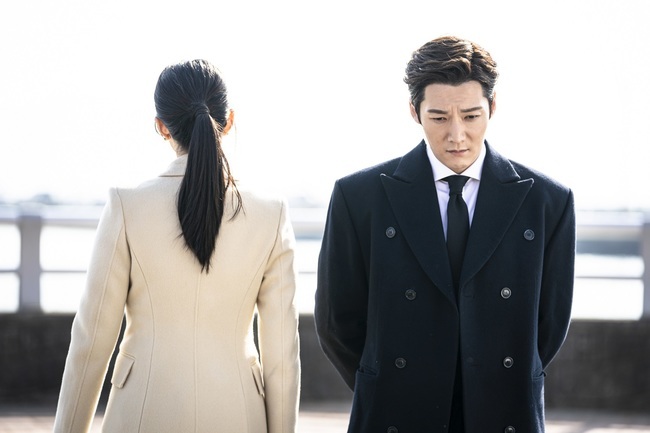 Lugal Choi Jin-hyuk contacts Han Ji-wan in secret.OCN TOIL Original Rugal (directed by Kang Cheol-woo, Dohyeon, Planning Studio Dragon, and Produced by Riyenne Entertainment) captured the image of River example (Choi Jin-hyuk Boone), which turned into The Bodyguard on April 17.ARGOS successor Choi Ye-won (played by Han Ji-wan) and another clandestinely-contacted River example.Hwang Deuk-gu (Park Sung-woong) and his secret operations, which will bring down Argos, stimulate curiosity.In the last broadcast, River example finally knocked Hwang Deuk-gu down.After learning through the wiretapping that Hwang Deuk-gu and Choi Ye-won were co-convicts who killed Ko Yong-deok (Park Jung-hak), he found the reservoir where the incident occurred.River example, who was investigating the surrounding area with Bradley (Chang In-seop), found the Ko Yong-deok hidden by divers and called him Lee Yong-gu.River example returned the way Rugal was hit and hit Hwang Deuk-gu with a fatal blow.The more he provoked himself, the more vicious he was, the more he was evil, and he fell down with a sting and a bullet.In the meantime, the meeting between River example and Choi Ye-won in the public photos makes Lugal expect another operations.River example, which created a link with Choi Ye-won, decided to take him down Lee Yong to break Argos down.Choi Ye-won, who does not know the real identity of the River sample, is planning to beat Hwang Deuk-gu through the River sample.It raises questions about how the relationship between the two people will go.Could River example, who became Choi Ye-wons The Bodyguard and went on to covert operations, catch the decisive clue?The two secret contacts signal a new development.In the trailer released earlier, River example said, I will call all the middle bosses and party soon.Of course, there will be a hulk, too, said Choi Ye-won, who is leaking information. As Hwang Deuk-gus counterattack by River example continues, the crisis of Rugal does not end.But River example has announced a breathtaking battle with a willingness to break it from the inside. The more intense confrontation between Rugal and Argos is expected.Park Su-in
