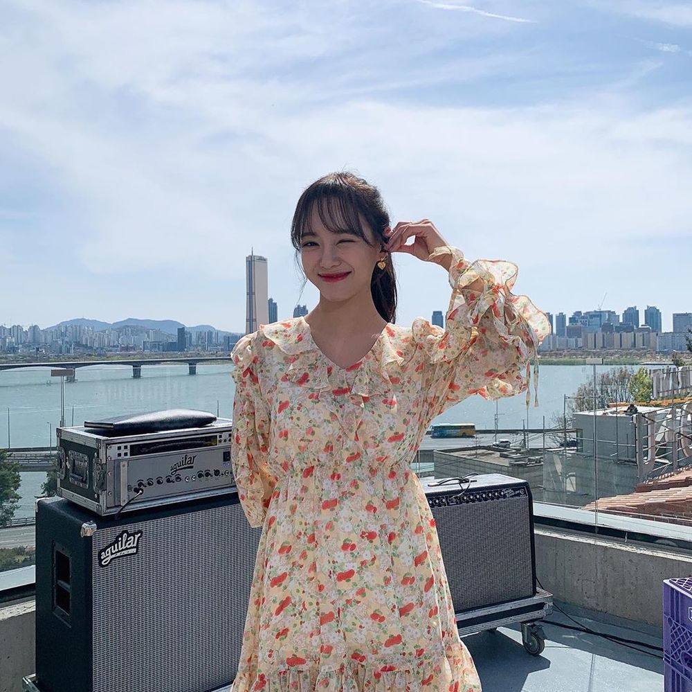 Kim Se-jeong showed a wink as fresh as VitaminKim Se-jeong, a member of the group group, posted two photos on April 16 with the phrase Dingo tomorrow on his instagram.Kim Se-jeong in the photo winks in a chiffon dress; he also thrilled fans with his ponytail hair, a perfect match, and a sunny smile.han jung-won