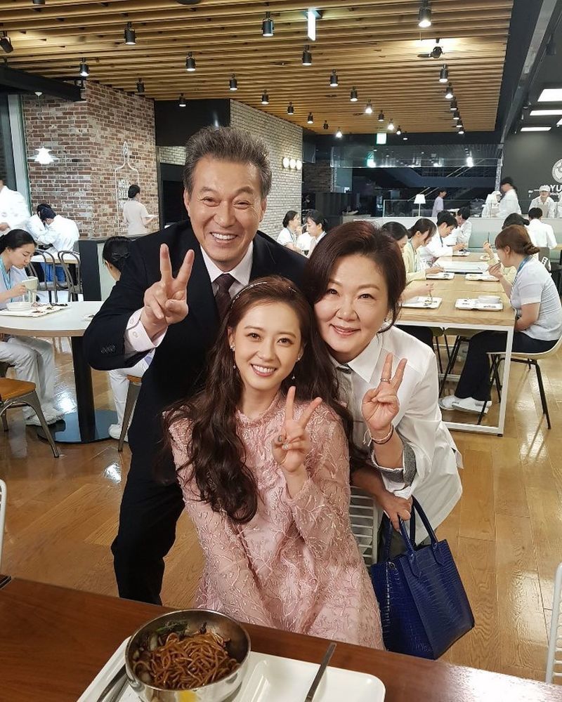 Actor Go Ah-ra gave a comment on TVNs Spicy Doctor Life (writer Lee Woo-jung/director Shin Won-ho) cameo appearance.Go Ah-ra wrote on his Instagram account on April 17, (Shin Won-ho) directed the film with a heartwarming and grateful heart for making another offer for the appearance.Thank you to the director who suggested the appearance. He posted several photos taken with the cast and crew.Go Ah-ra said,  (a wise doctors life) is going to be another precious memory for me.I will shoot the main room until the end with a hot audience. He cheered the production team and the cast.Go Ah-ra, wearing a pink dress in a public photo, boasts a doll-like appearance.In the photos taken with Kim Kap-soo and Kim Hae-sook, Go Ah-ra energy with a bright expression is conveyed as it is.Park Eun-hae