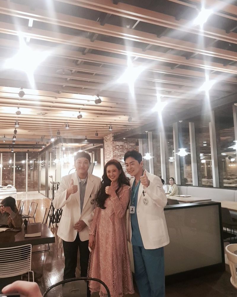 Actor Go Ah-ra gave a comment on TVNs Spicy Doctor Life (writer Lee Woo-jung/director Shin Won-ho) cameo appearance.Go Ah-ra wrote on his Instagram account on April 17, (Shin Won-ho) directed the film with a heartwarming and grateful heart for making another offer for the appearance.Thank you to the director who suggested the appearance. He posted several photos taken with the cast and crew.Go Ah-ra said,  (a wise doctors life) is going to be another precious memory for me.I will shoot the main room until the end with a hot audience. He cheered the production team and the cast.Go Ah-ra, wearing a pink dress in a public photo, boasts a doll-like appearance.In the photos taken with Kim Kap-soo and Kim Hae-sook, Go Ah-ra energy with a bright expression is conveyed as it is.Park Eun-hae
