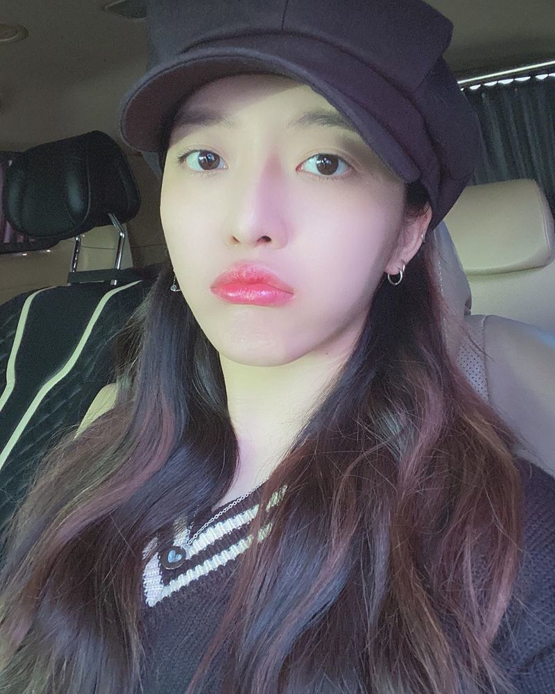 Chan Mi also showed off her beautiful visuals in her pale make-up.Group AOA member Chan Mi posted a picture on April 17 with the phrase Today is the first live day of Chan MiChan Mihae on his instagram.In the photo, Chan Mi stares at the camera in a beret in the vehicle, his lips sticking out and radiating a cute charm, Chan Mi said: Its so exciting.We meet at 6 p.m. at the Chan MiChan Mihae, he added.han jung-won