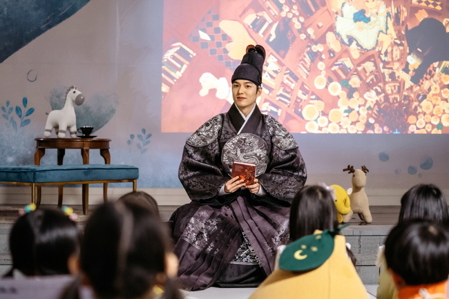 The King - Monarch of Eternity Lee Min-ho has been revealed in Inspects, dinosaurs and sports.SBSs new gilt drama The King - Monarch of Eternity (playplayplay by Kim Eun-sook/directed Baek Sang-hoon, and Jeong Ji-hyun/produced Hwa-An-dam Pictures), which is about to be broadcasted on April 17, is about to close the door () of the dimension, and the Lee Gwa-gwa-type Korean Empire Emperor Lee Gon and the Korean detective Jung Tae-eul, who is trying to protect someones life, people and love, It is a fantasy romance that draws through cross-functional cooperation.Lee Min-ho will play the role of Imperial and Egon in The King - Eternal Monarch and show the charm of infinity.In the drama, Lee is the three major emperor of the Korean Empire, and has a beautiful appearance, a graceful figure, and a quiet character.But it is a bipolar man who likes accurate numbers rather than ambiguous words because of sensitivity and obsessiveness.Lee Min-ho is transformed into the Korean Empire Empire Emperor, and is stealing his gaze by spewing Shining Inspects, Dinosaurs, Sports per the hall.In the drama, Emperor is communicating with children while reading fairy tales.Lee, who wears dark black Inspects, dinosaurs, sports and wears a pedestal, reveals the aspect of a friendly emperor with a variety of expressions and reading fairy tale books.The children also laugh at the fairy tale of Igon and answer with a cute look.However, Igon, who showed his children and Sang-keum Kim with a clear smile, is suddenly embarrassed, and the question of what happened to Igon is amplifying.Lee Min-ho in The King-Eternal Monarch will show the true Lord, Igon, who is loved by all people, perfectly, said the producer, Hwa-dam Pictures, and You will only see the parallel world fantasy romance that will have a variety of fun through The King-Eternal Monarch.First broadcast at 10 p.m. (Photos provided = Hwaandam Pictures)pear hyo-ju