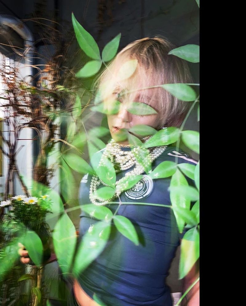 Singer DAWN (real name Kim Hyo-jong) released a dreamy atmosphere photo.DAWN posted two photos on her Instagram account on April 17.DAWN, with its blonde hair in the public photo, holds Flowerpot, and the plant and wall background harmonize with DAWNs languid look.A unique fashion in a pearl necklace and a tight top catches the eye.Fans who watched the photo responded that it is a perfect match for my brothers blonde hair and it is good.Meanwhile, DAWN, a member of the group Pentagon, moved to Singer Cys agency Pination with Couple Hyuna after the contract ended with Cube.Park Eun-hae