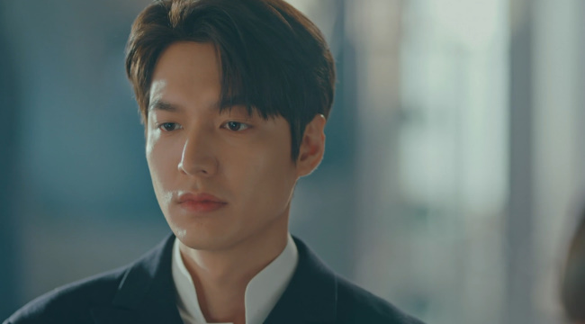 Lee Min-ho made his first appearance as emperor.Lee Min-ho (Lee Min-ho) grew up as a respected emperor of the Korean Empire in the first episode of SBSs Golden Land Drama The King: The Monarch of Eternity (played by Kim Eun-sook/directed by Baek Sang-hoon and Jung Ji-hyun) broadcast on April 17.In the fall of 2019, the emperor Igon changed his clothes to see the political affairs; when one of the guards tried to touch Igons clothes, Igon struck the guards hand.He hates the touch of other peoples hands, and hell think its a mistake at first, but hes going to have an intention next time, Cho said.Before starting his job, Igon visited Nooknam (Kim Young-ok).So will Prime Minister Jung Eun-chae come earlier than the schedule, he told Nook Nam, who secretly conceals his amulet for his marriage, and the former prime minister will become the Empress.Nook Nam, who heard this, warned, She is not a person.Lee Ha-na