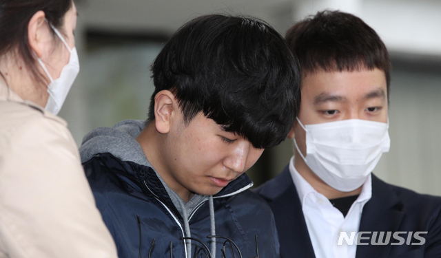 [서울=뉴시스]이영환 기자 = 텔레그램 '박사방'에서 운영자 조주빈(25)을 도와 성착취물 제작·유포에 가담한 혐의로 구속된 닉네임 '부따' 강훈(19)이 17일 서울 종로경찰서에서 검찰로 송치되고 있다. 2020.04.17. photo@newsis.com