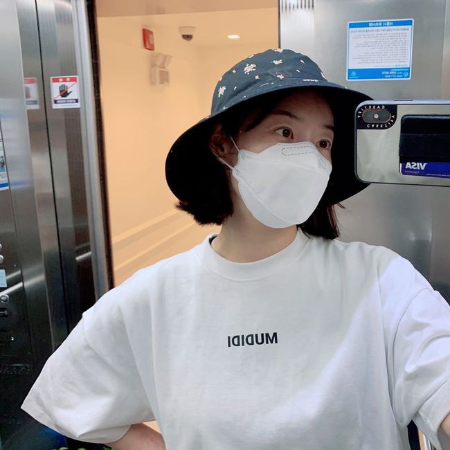 Actor Han Ji-hye has been living in Jeju Island.Han Ji-hye posted a picture on his Instagram on the 17th and released his current situation.Inside the picture is a picture of Han Ji-hye taking a picture while looking in a mirror in an enribator.Han Ji-hye, who wears Mask on a wide-brimmed hat, is leading the way in the new corona virus Infection (Corona 19) Oral hygiene.Han Ji-hye, wearing a short-sleeved T-shirt, boasts beauty despite not being decorated; her face is covered with Mask, but her dark eyebrows and eyebrows claim beauty.Meanwhile, Han Ji-hye has recently been living in Jeju Island due to the Jeju Island issuance of Inspection Husband.