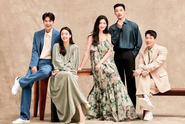 The King Eternal Monarch actor Kim Go-eun encouraged the shooter.Kim Go-eun posted a picture on his SNS on the 16th with an article entitled Finally meet me at SBS tomorrow night at 10 pm # The King Eternal Monarch.The photo shows actors Lee Min-ho, Kim Go-eun, Woo Do-hwan, Kim Kyung-nam and Jung Eun-chae, who are the main characters of SBSs new gilt drama The King Eternal Monarch.They also showed off their warm visuals as well as Chemie in the group photos, raising expectations for their first broadcast.The King Eternal Monarch is a fantasy romance that draws through the cooperation between Lee Min-ho, the Emperor of the Korean Empire, and Kim Go-eun, a Korean detective who wants to protect someones life, people, and love, and the two worlds.It will be broadcast for the first time on the 17th.