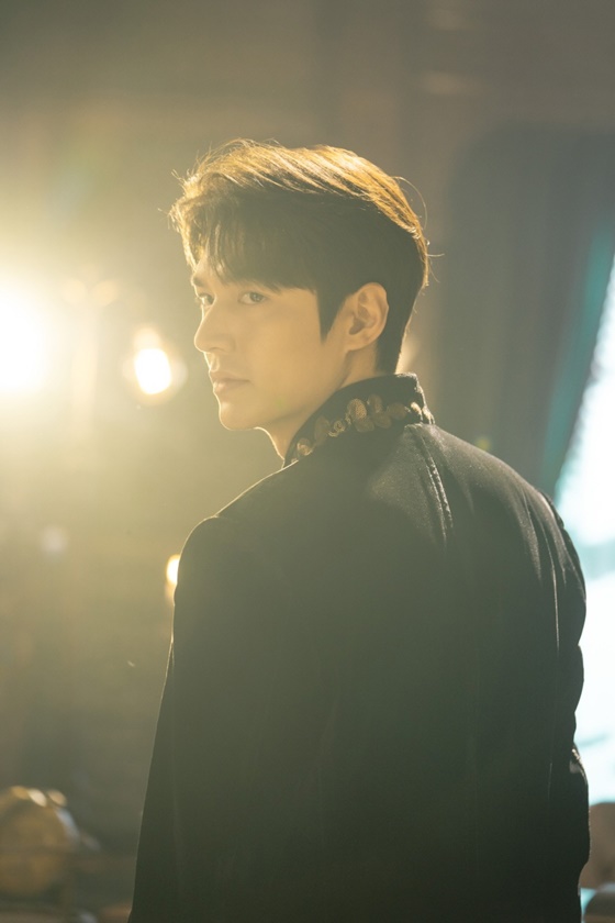 Lee Min-ho will make a spectacular comeback with SBSs new gilt drama The King: Monarch of Eternity (playplayplay by Kim Eun-sook, directed by Baek Sang-hoon and Jung Ji-hyun), which will be broadcast first on the afternoon of the 17th.The King: Monarch of Eternity is a two-dimensional door (the Ri) type Korean Empire Emperor Lee Min-ho and a door-to-door type South Korea Detective Jeong Tae-eul (the Kim Go-eun) who tries to protect someones life, people, and love. It is a fantasy romance that is different in dimension.Lee Min-ho and Kim Go-eun, both visual and acting skills, as well as Kim Eun-sook, one of South Koreas best writers, Baek Sang-hoon, director of Sun Generation, and director Jung Ji-hyun of WWW,The King: Monarch of Eternity was Lee Min-hos first film to be chosen after his discharge, which had collected many topics earlier.Lee Min-ho is already playing the role of Korean Empire Emperor and Lee Gon in 2020, and is already hotter than the previous one, foreshadowing the mature acting transformation.Lee is the third emperor of Korean Empire, and is a perfect Monarch with a beautiful appearance, a graceful figure, and a quiet character. He is also an excellent figure in coordination, horse riding, and mathematics.Lee Min-ho, who is armed with a thicker masculine beauty, is expected to have a mature acting ability along with the charm of Lee Min-ho.Lee Min-ho also hit the Korean Wave with a high performance in every performance such as Legend of the Blue Sea, Heirs, City Hunter, and Boys over Flowers.As the romance masters who have already shown a fantastic co-work with heirs have reunited, it is considered to be the most anticipated work of the year.New Chemistry from Lee Min-ho and Kim Go-eun are also the expected points.Lee Min-ho has been a strong hit with the South Korea representative actresses and perfect co-work, giving viewers a heart-warming romance and boasting a strong popularity as a rocking.In The King: Monarch of Eternity, he also doubled his excitement by foreshadowing his previous-class couple Chemistry with Kim Go-eun with a fairytale visual.Lee Min-ho and Kim Go-eun, who transformed into the Korean Empire Emperor Egon and the South Korea Homicide Detective, respectively, raise expectations for the Planet World Fantasy Romance.Lee Min-ho, who has led the box office craze for each work that appears, is drawing attention to whether he will create another Legend through The King: Monarch of Eternity.