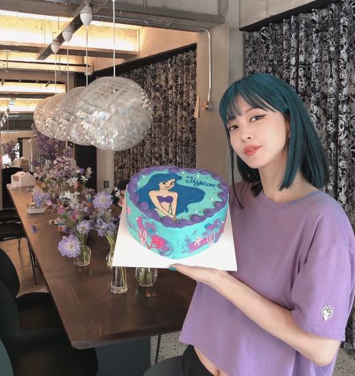 Actor Han Ye-seul also pulled the Eye-catching with a perfect turquoise Hair.Han Ye-seul posted a picture on his 16th day with an article called For You on his instagram.In the photo, Han Ye-seul is wearing a turquoise hair and holding the Little Mermaid cake for T-ara Ji-yeon and Han Ye-seul who prepared Ji-yeons birthday party.In particular, Han Ye-seul attracted Eye-catching by posting previous Ji-yeon photos, adding that the production of The Little Mermaid cake was due to Ji-yeons blue hair earlier.Han Ye-seul is famous for her extraordinary hair color, and pink and turquoise hair are also attracting attention with perfect beauty.Meanwhile, Han Ye-seul is releasing recent and petty items through YouTube.Photo: Han Ye-seul Instagram