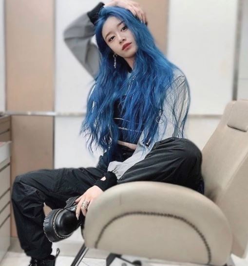 Actor Han Ye-seul also pulled the Eye-catching with a perfect turquoise Hair.Han Ye-seul posted a picture on his 16th day with an article called For You on his instagram.In the photo, Han Ye-seul is wearing a turquoise hair and holding the Little Mermaid cake for T-ara Ji-yeon and Han Ye-seul who prepared Ji-yeons birthday party.In particular, Han Ye-seul attracted Eye-catching by posting previous Ji-yeon photos, adding that the production of The Little Mermaid cake was due to Ji-yeons blue hair earlier.Han Ye-seul is famous for her extraordinary hair color, and pink and turquoise hair are also attracting attention with perfect beauty.Meanwhile, Han Ye-seul is releasing recent and petty items through YouTube.Photo: Han Ye-seul Instagram