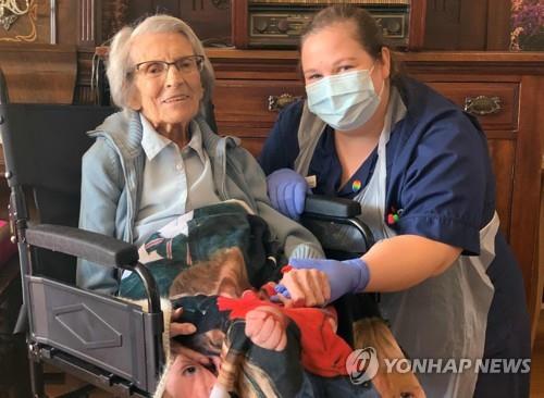 코로나19 완치판정을 받고 퇴원하는 영국 최고령 환자 [AFP=연합뉴스]