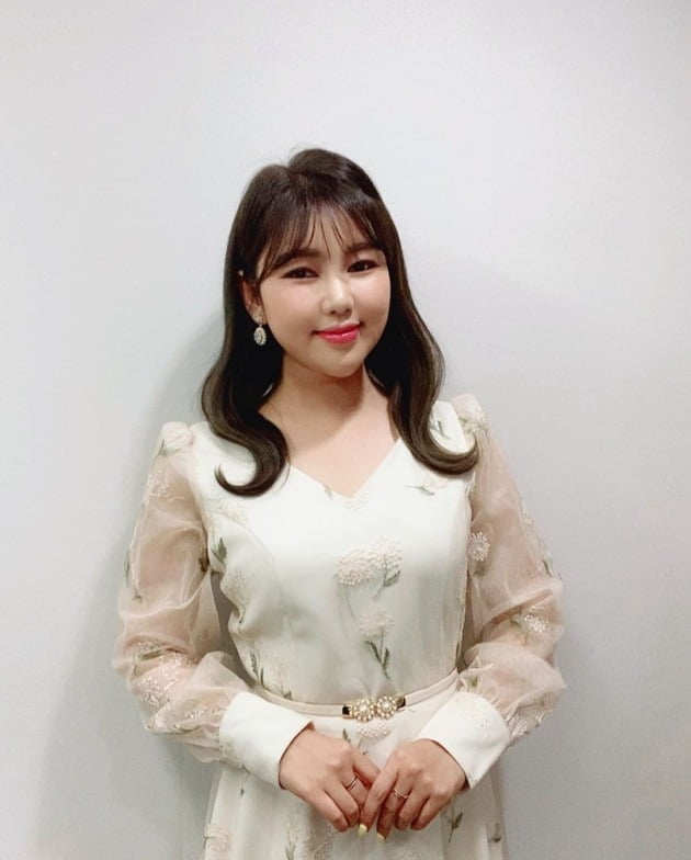 Singer Song Ga-in has released a behind-the-scenes cut on KBS You Hee-yeols Sketchbook. Song Ga-in posted on his 18th day You Hee-yeols Sketchbook on his instagram.Song Ga-in in a photo posted together is wearing a white dress with flower decorations and boasts a sweet charm.In another photo, she is smiling gracefully in a chic black blouse, which Song Ga-in also posted a picture of the broadcast capture.Song Ga-in reveals photo of You Hee-yeols Sketchbook appearance